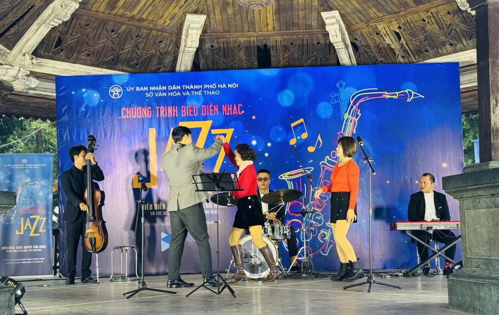 Khán giả biểu diễn cùng ban nhạc đã mang đến bầu không khí sôi nổi cho chương trình