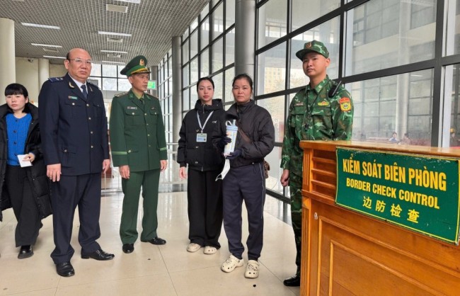 Bắt giữ vụ vận chuyển trái phép trang sức bạc qua biên giới