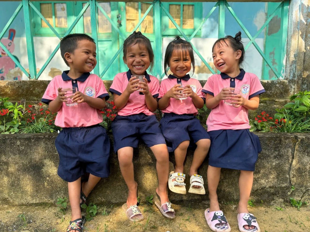Các em học sinh điểm trường vùng cao được tiếp cận nước sạch và giảm thiểu nguy cơ mắc các bệnh liên quan đến nguồn nước không đảm bảo vệ sinh