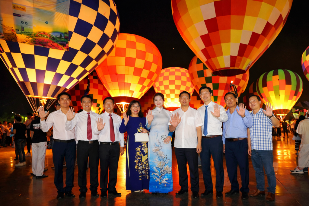 Lãnh đạo tỉnh Đồng Tháp và đại biểu chụp ảnh lưu niệm tại Lễ bế mạc trong không gian khinh khí cầu rực rỡ sắc màu.