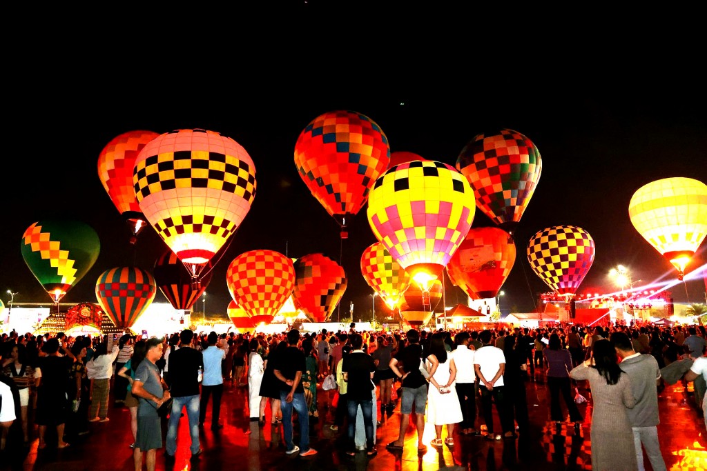Khinh khí cầu rực rỡ thắp sáng bầu trời đêm Quảng trường Sa Đéc, thu hút đông đảo người dân và du khách tại Lễ bế mạc Festival Hoa - Kiểng Sa Đéc lần thứ II.