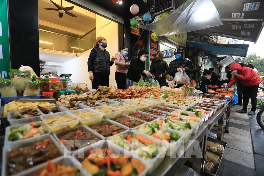 Một góc chợ phố giữa khu đô thị – Sự song hành giữa thói quen mua sắm cũ và xu hướng tiêu dùng mới.