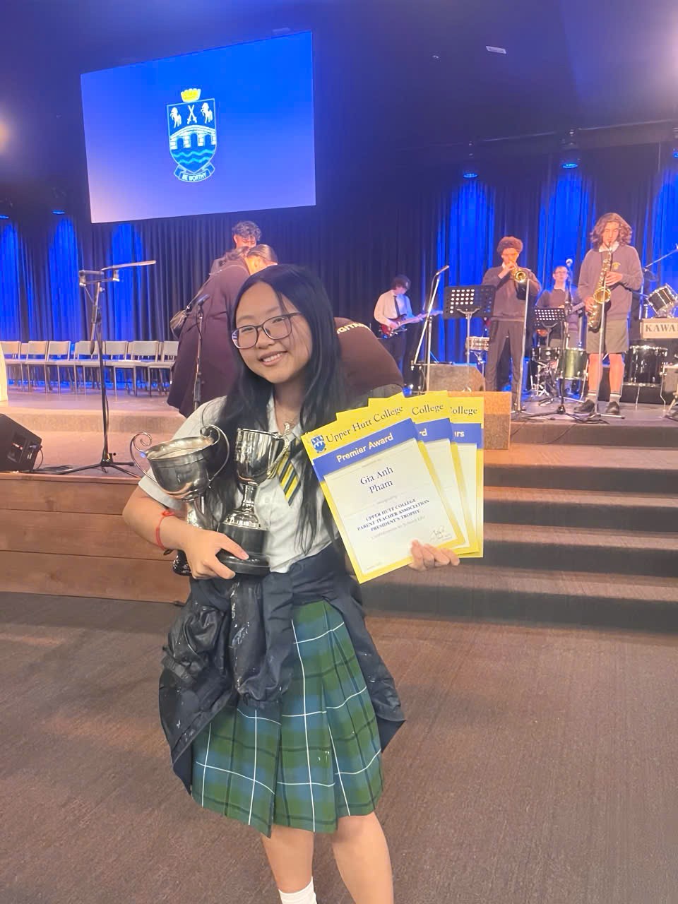 Phạm Gia Anh (bên trái) chủ nhân học bổng NZSS 2023, vừa nhận được học bổng đầu vào dành cho thí sinh xuất sắc chương trình Cử nhân Điều dưỡng tại tại Học viện Công nghệ Nelson-Marlborough (NMIT)