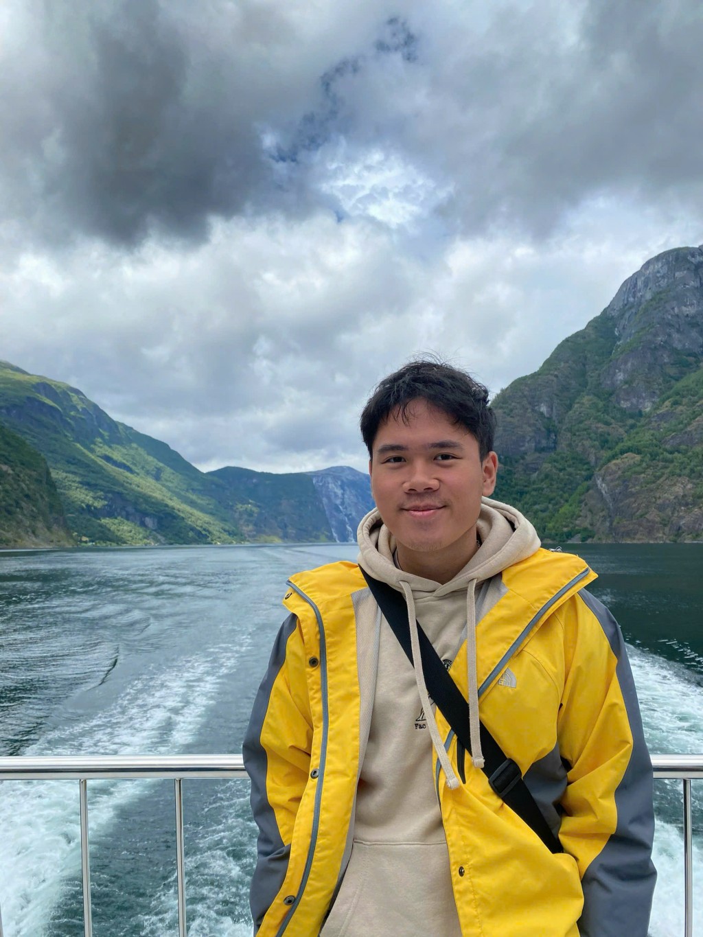 Nguyễn Tuấn Minh (bên phải) chủ nhân học bổng NZSS 2019 tốt nghiệp song ngành Đại học Auckland và hiện đang công tác vị trí IT Grad tại trường.