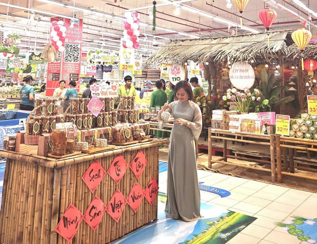 Gian hàng đặc sản, sản phẩm OCOP được bài trí theo không gian truyền thống, thu hút người mua giữa không khí mua sắm sôi động dịp cao điểm.