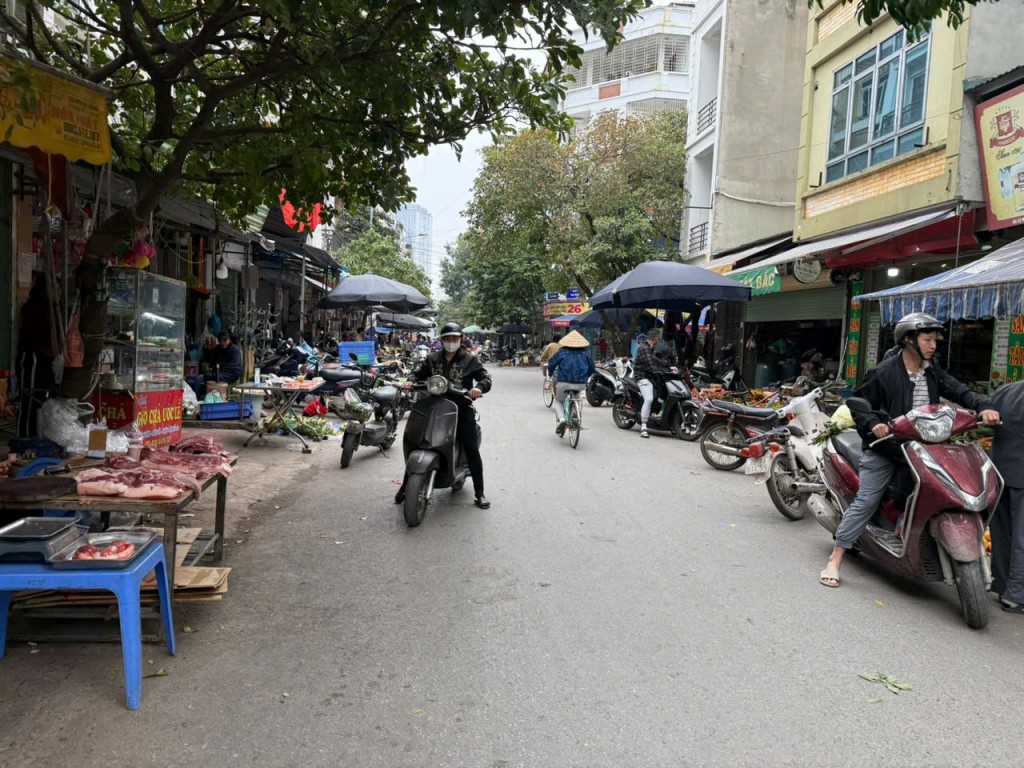 Cảnh mua bán buổi sáng tại chợ cóc – Rau, thịt được bày bán sát lề đường, tiện ghé nhanh cho người đi làm.