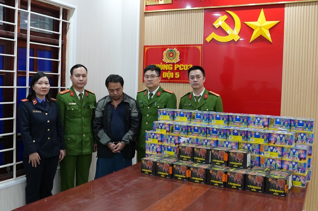 Đối tượng Nguyễn Thành Công cùng số tang vật tại Cơ quan Công an