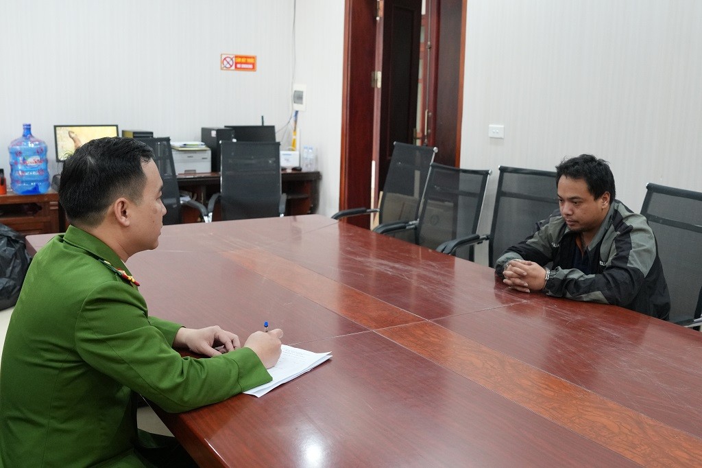 Cán bộ Phòng Cảnh sát kinh tế lấy lời khai đối tượng Nguyễn Thành Công