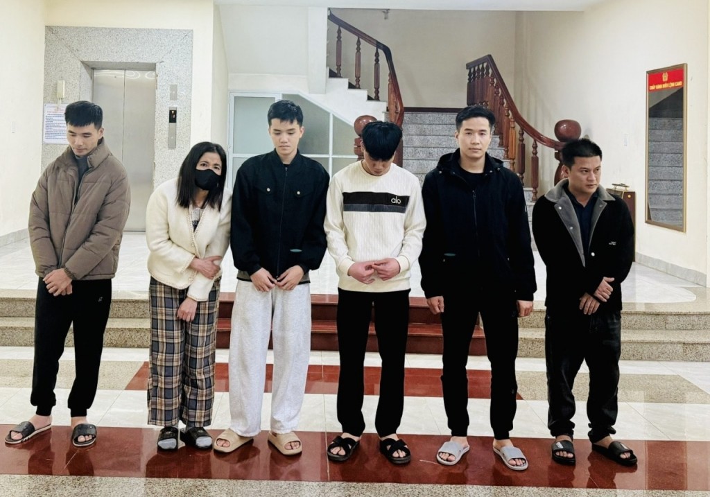 Các đối tượng liên quan tại cơ quan Công an (Ảnh: CA)