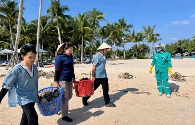 Phú Quốc cấp tập hàng giờ ra quân làm sạch bãi biển mùa gió chướng