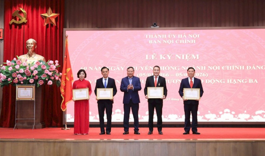 Phó Bí thư Thường trực Thành ủy Hà Nội Nguyễn Văn Phong trao Bằng khen tặng các tập thể, cá nhân có thành tích xuất sắc. Ảnh: Thái Thành