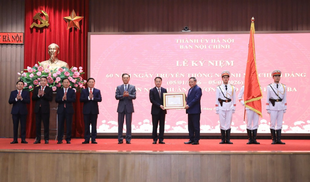 Phó Bí thư Thường trực Thành ủy Hà Nội Nguyễn Văn Phong trao Huân chương Lao động hạng Ba tặng Ban Nội chính Thành ủy Hà Nội. Ảnh: Thái Thành