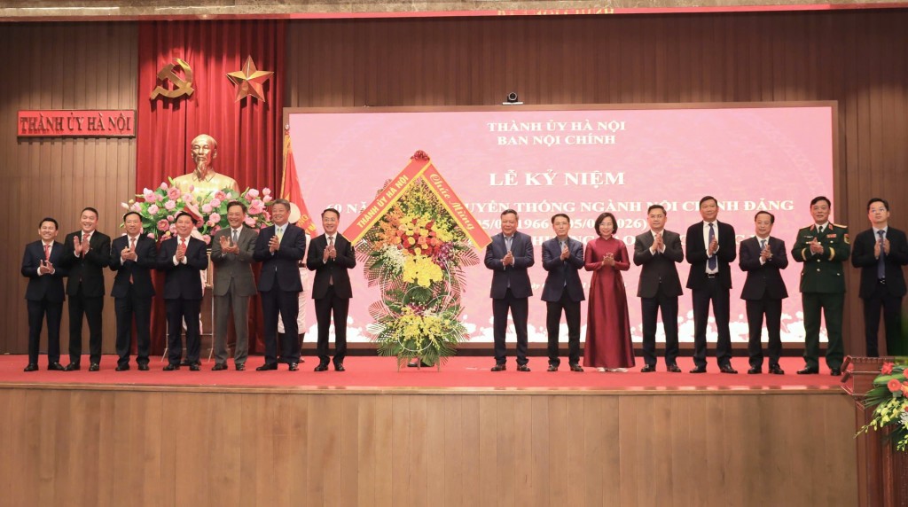 Các đồng chí Thường trực, Ban Thường vụ Thành ủy Hà Nội tặng hoa chúc mừng Ban Nội chính Thành ủy. Ảnh: Thái Thành