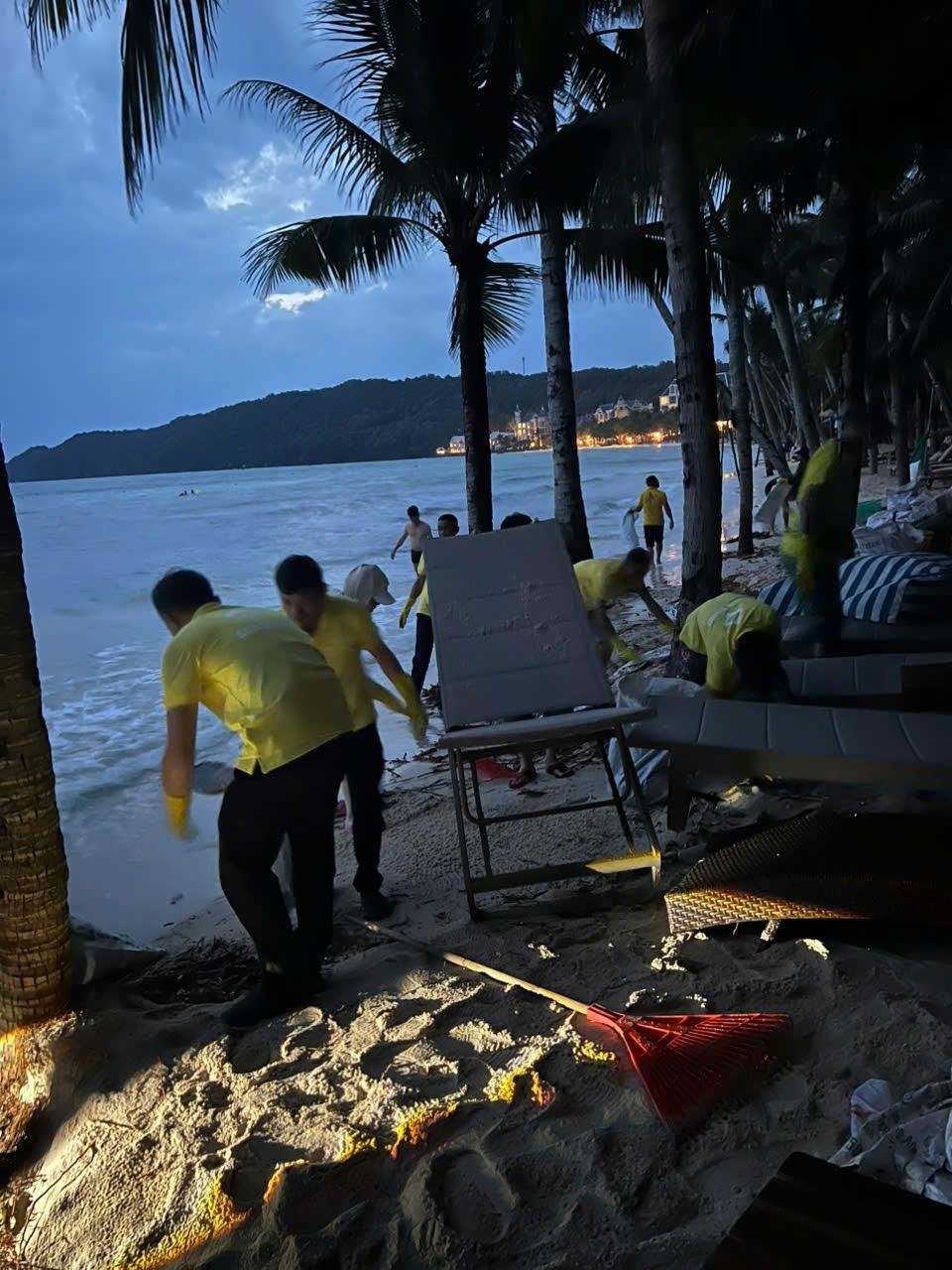 Từ tờ mờ sáng, cán bộ nhân viên Sun Group trên đảo Phú Quốc đã cùng nhau dọn dẹp bãi biển sau thuỷ triều.