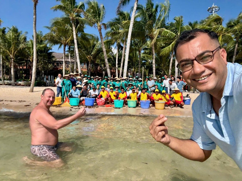 Du khách quốc tế hào hứng tham gia chiến dịch làm sạch bãi biển