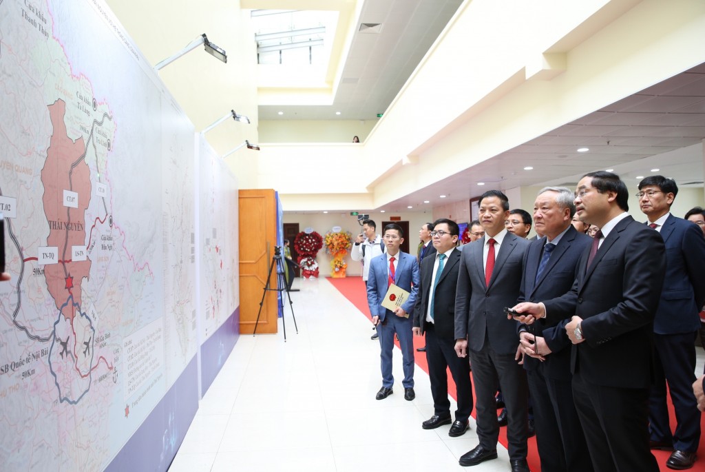 Phó Thủ tướng Thường trực Chính phủ Nguyễn Hòa Bình nghe giới thiệu về quy hoạch Thái Nguyên - Ảnh: VGP/Nguyễn Hoàng