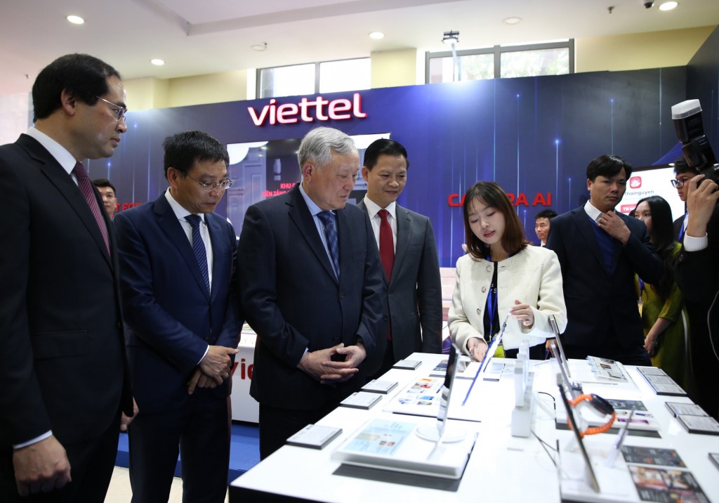 Phó Thủ tướng Thường trực Chính phủ Nguyễn Hòa Bình tham quan gian hàng tại Hội nghị - Ảnh: VGP/Nguyễn Hoàng