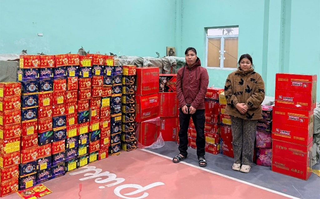 Các đối tượng bị bắt giữ cùng số tang vật pháo nổ