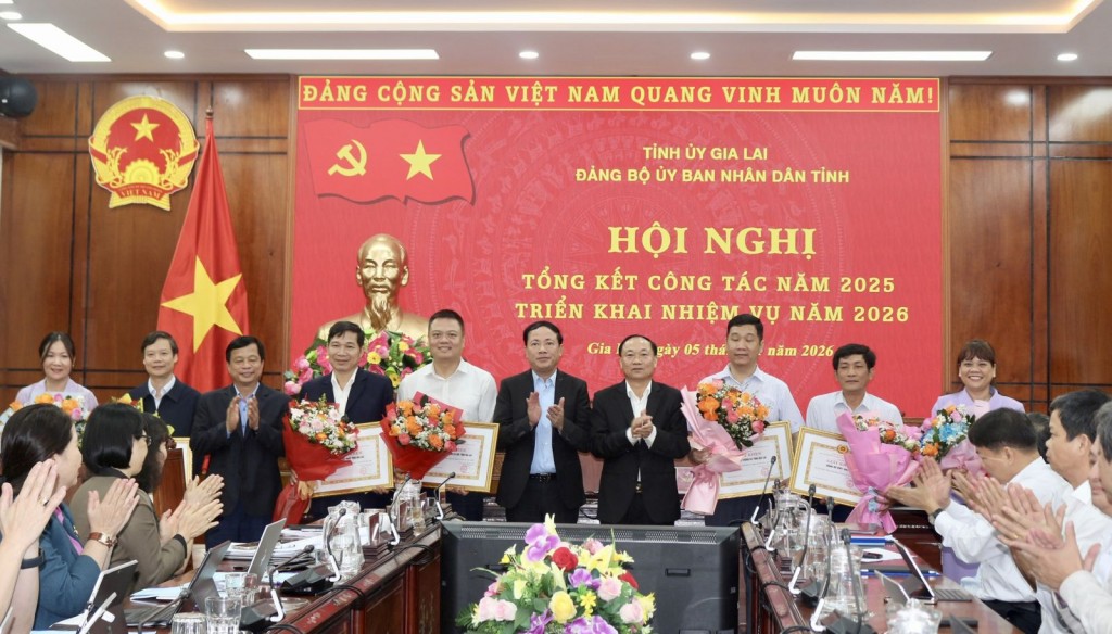 Đảng ủy UBND tỉnh Gia Lai đã tặng Giấy khen cho 14 tổ chức cơ sở đảng hoàn thành xuất sắc nhiệm vụ năm 2025 Đảng ủy UBND tỉnh Gia Lai đã tặng Giấy khen cho 14 tổ chức cơ sở đảng hoàn thành xuất sắc nhiệm vụ năm 2025