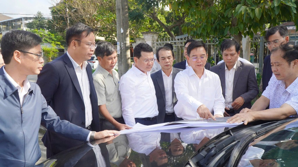 Đoàn công tác do Bí thư Thành ủy Huế Nguyễn Đình Trung làm trưởng đoàn (thứ 5 trái qua) kiểm tra, khảo sát thực địa dự án cầu qua Cồn Hến Đoàn công tác do Bí thư Thành ủy Huế Nguyễn Đình Trung làm trưởng đoàn (thứ 5 trái qua) kiểm tra, khảo sát thực địa dự án cầu qua Cồn Hến