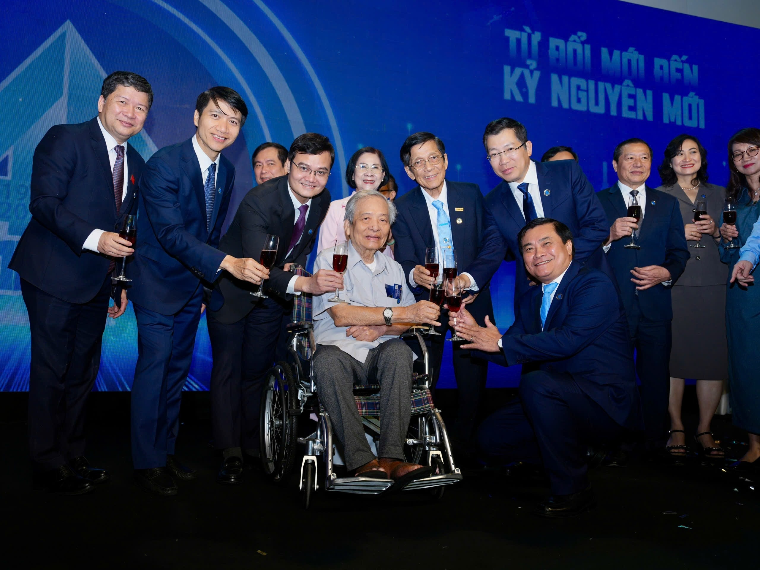 Nhóm MTV trình bày ca khúc Thanh Niên Ca