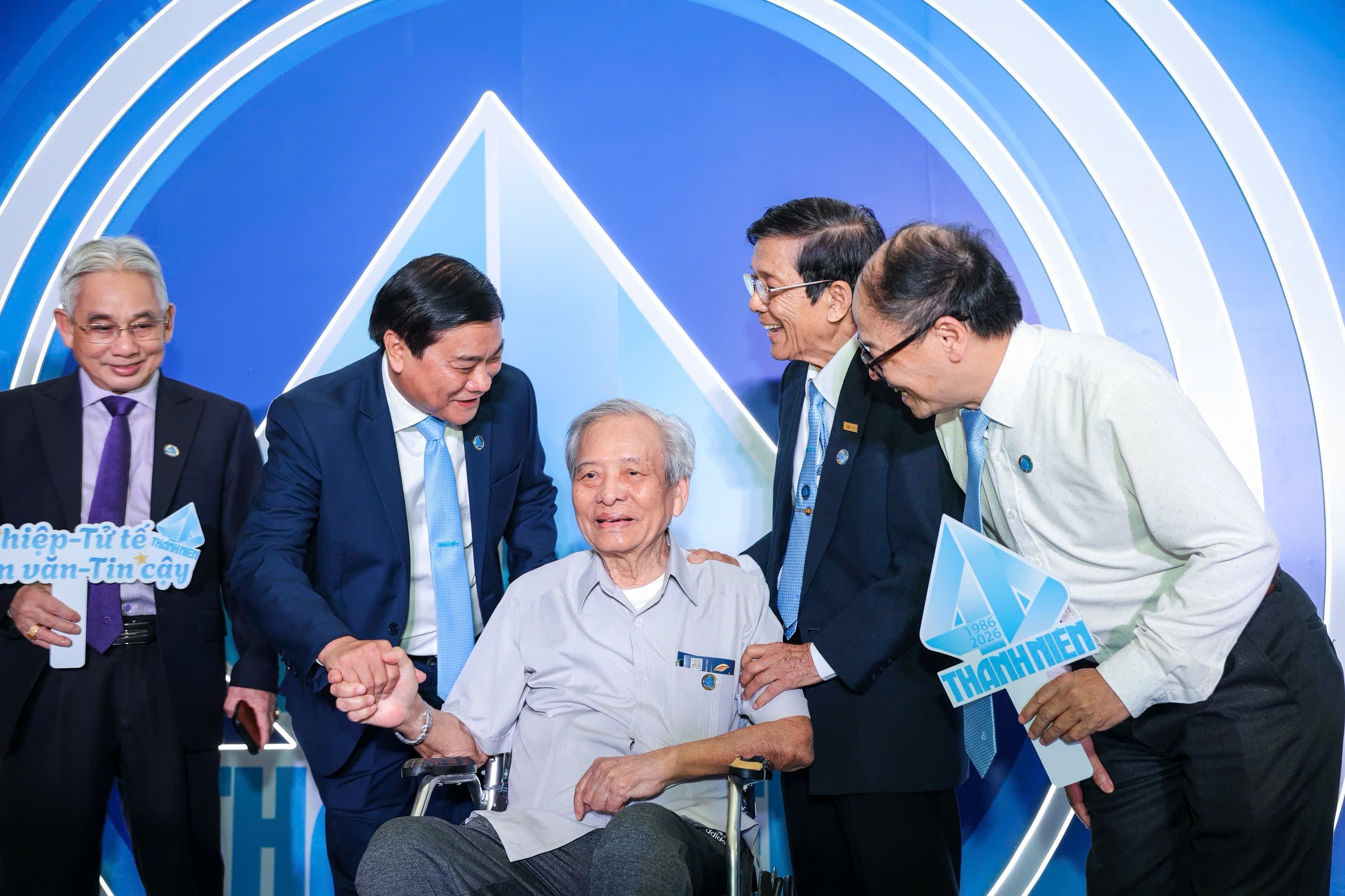 Ông Lê Quang Vịnh, nguyên Bí thư Trung ương Đoàn, nguyên Chủ tịch Hội Liên hiệp Thanh niên Việt Nam (giữa) cùng ông Huỳnh Tấn Mẫm, Tổng biên tập đầu tiên của Báo Thanh Niên (thứ hai từ trái sang)