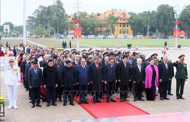 Lãnh đạo Đảng, Nhà nước và đại diện các thế hệ đại biểu Quốc hội vào Lăng viếng Chủ tịch Hồ Chí Minh