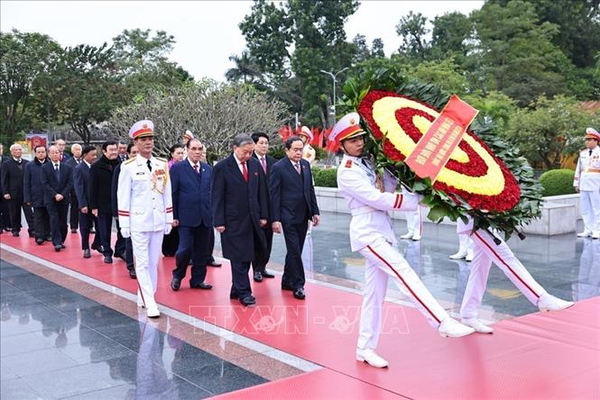 Lãnh đạo Đảng, Nhà nước và đại diện các thế hệ đại biểu Quốc hội vào Lăng viếng Chủ tịch Hồ Chí Minh Chú thích ảnh