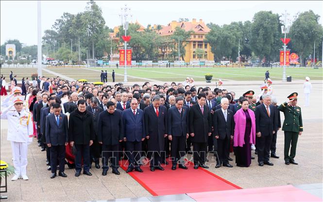Lãnh đạo Đảng, Nhà nước và đại diện các thế hệ đại biểu Quốc hội vào Lăng viếng Chủ tịch Hồ Chí Minh Chú thích ảnh