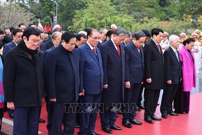 Lãnh đạo Đảng, Nhà nước và đại diện các thế hệ đại biểu Quốc hội vào Lăng viếng Chủ tịch Hồ Chí Minh Chú thích ảnh