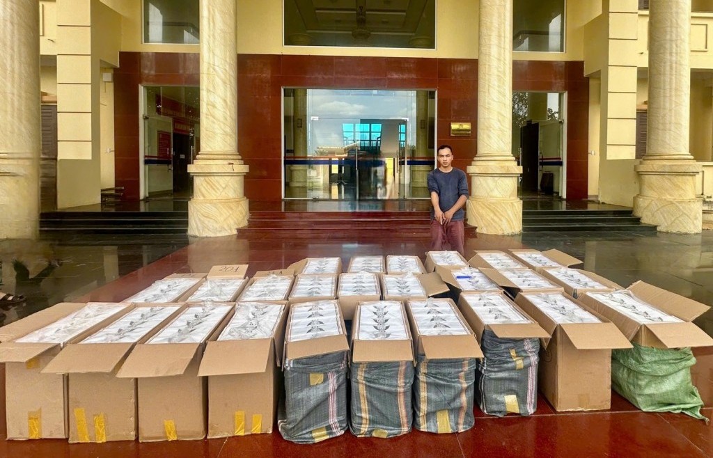 Quảng Trị: Bắt giữ đối tượng vận chuyển 12.500 bao thuốc lá lậu