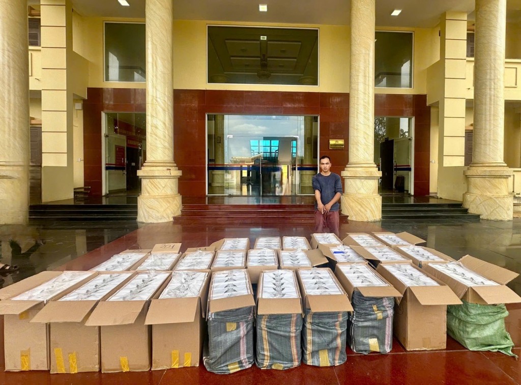 Đối tượng Lâm Ngọc Hoa cùng tang vật bị bắt giữ (Ảnh: CA) Đối tượng Lâm Ngọc Hoa cùng tang vật bị bắt giữ (Ảnh: CA)