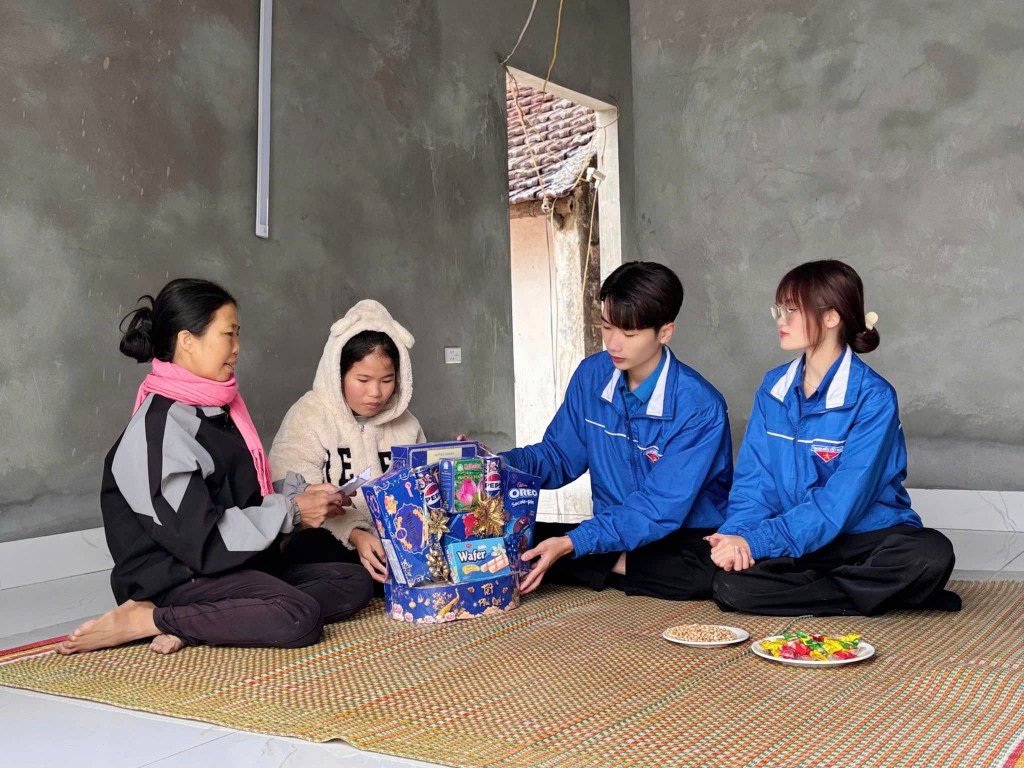 Đoàn viên, thanh niên phường Chương Mỹ trao tặng quà động viên, giúp các hộ gia đình khó khăn cảm nhận được sự quan tâm của cộng đồng trong thời khắc sắp sang năm mới. Đoàn viên, thanh niên phường Chương Mỹ trao tặng quà động viên, giúp các hộ gia đình khó khăn cảm nhận được sự quan tâm của cộng đồng trong thời khắc sắp sang năm mới.