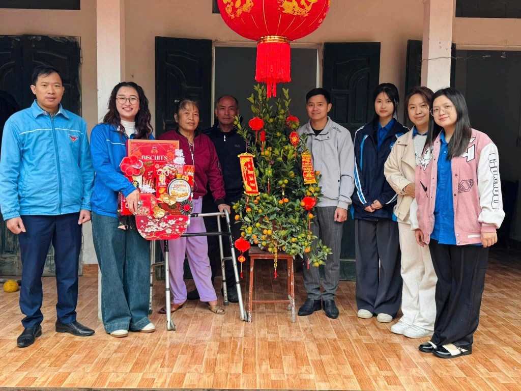 Màu áo xanh tình nguyện hiện diện tại nhiều khu dân cư, mang theo không khí sẻ chia, ấm áp Màu áo xanh tình nguyện hiện diện tại nhiều khu dân cư, mang theo không khí sẻ chia, ấm áp