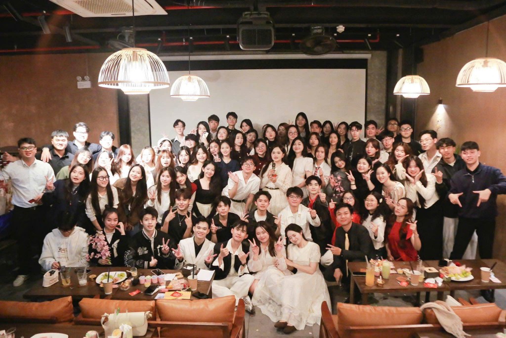 Nhiều bạn trẻ chọn ở lại với thành phố để gặp gỡ cùng bạn bè Nhiều bạn trẻ chọn ở lại với thành phố để gặp gỡ cùng bạn bè