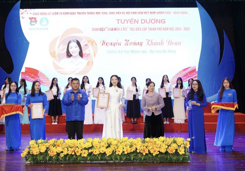 Biểu dương các cá nhân, tập thể sinh viên có thành tích tiêu biểu trong học tập, rèn luyện và tham gia các phong trào của Đoàn – Hội 