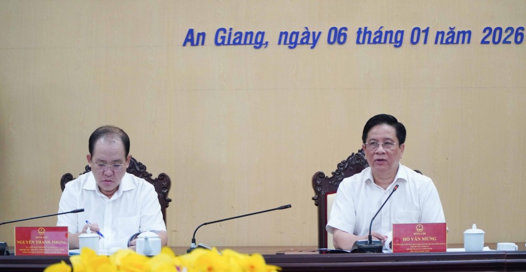 Chủ tịch UBND tỉnh An Giang Hồ Văn Mừng phát biểu tại cuộc họp (ảnh: Thu Oanh) Chủ tịch UBND tỉnh An Giang Hồ Văn Mừng phát biểu tại cuộc họp (ảnh: Thu Oanh)