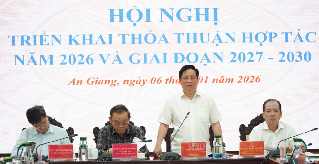 Chủ tịch UBND tỉnh Hồ Văn Mừng phát biểu kết luận tại buổi làm việc (ảnh: Trúc Linh)