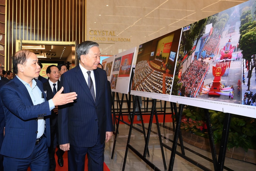 Tổng Bí thư Tô Lâm tham quan không gian trưng bày sách, triển lãm ảnh và thành tựu chuyển đổi số trong báo chí. Tổng Bí thư Tô Lâm tham quan không gian trưng bày sách, triển lãm ảnh và thành tựu chuyển đổi số trong báo chí.