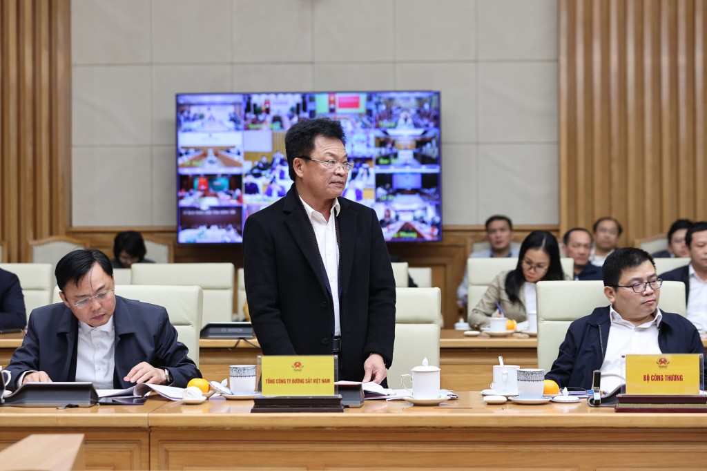 Đại diện Tổng Công ty Đường sắt Việt Nam báo cáo tại phiên họp - Ảnh: VGP/Nhật Bắc Đại diện Tổng Công ty Đường sắt Việt Nam báo cáo tại phiên họp - Ảnh: VGP/Nhật Bắc