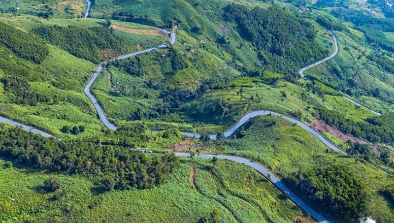 Đèo Vi Ô Lắk với chiều dài 35km là đoạn khó khăn, hiểm trở nhất trong dự án nâng cấp hơn 57km Quốc lộ 24 (Ảnh: Internet) Đèo Vi Ô Lắk với chiều dài 35km là đoạn khó khăn, hiểm trở nhất trong dự án nâng cấp hơn 57km Quốc lộ 24 (Ảnh: Internet)