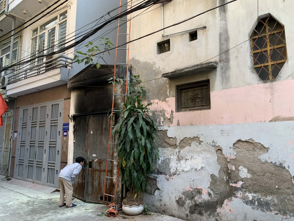 Nhiều người ở trên tầng cao đã sử dụng thang dây để thoát nạn