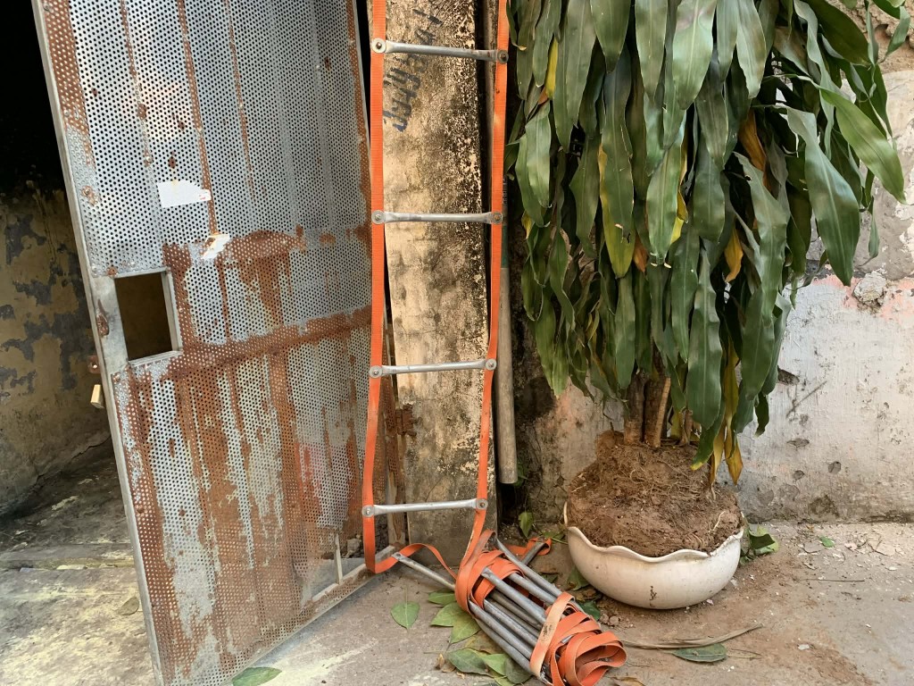 Tích cực cứu chữa nạn nhân bị ngạt khói trong vụ cháy nhà dân tại phường Nghĩa Đô