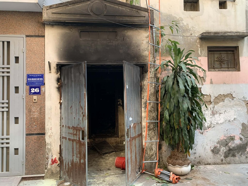 Nơi bùng phát cháy tại khu vực để xe máy, xe điện đi phía cổng sau của ngôi nhà