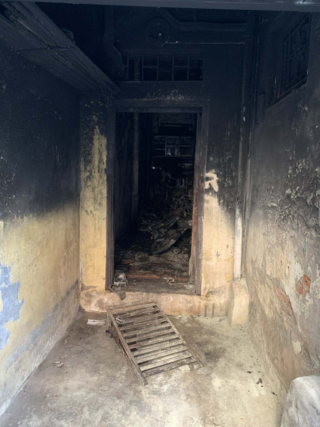 Tích cực cứu chữa nạn nhân bị ngạt khói trong vụ cháy nhà dân tại phường Nghĩa Đô