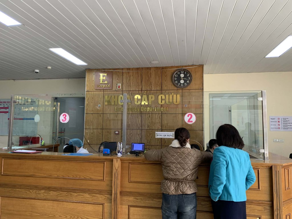Khoa Cấp cứu Bệnh viện E - nơi tiếp nhận các nạn nhân bị ngạt khói trong vụ cháy nhà dân ở số 24, ngõ 82 phố Trần Cung (phường Nghĩa Đô, Hà Nội)