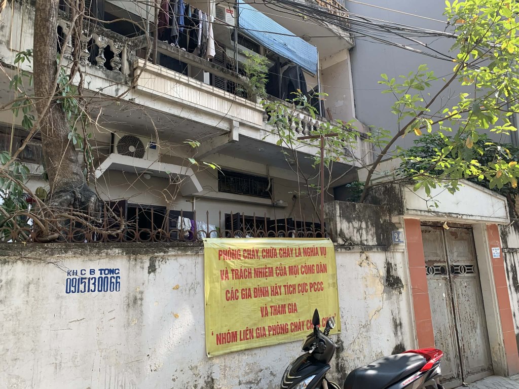 Mặt trước của ngôi nhà xảy ra cháy lúc rạng sáng