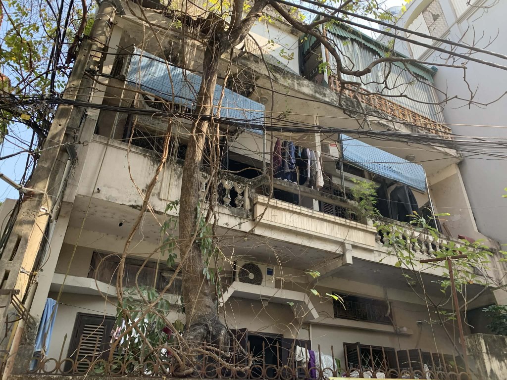 Tích cực cứu chữa nạn nhân bị ngạt khói trong vụ cháy nhà dân tại phường Nghĩa Đô