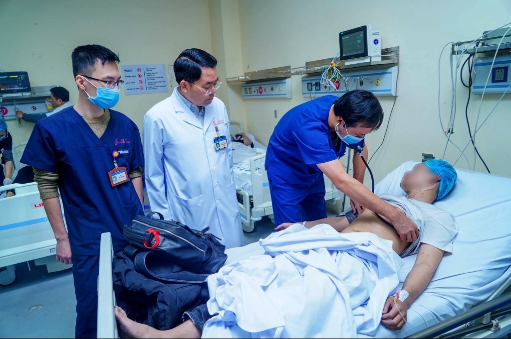 Tích cực cứu chữa nạn nhân bị ngạt khói trong vụ cháy nhà dân tại phường Nghĩa Đô