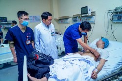 Tích cực cứu chữa nạn nhân bị ngạt khói trong vụ cháy nhà dân tại phường Nghĩa Đô